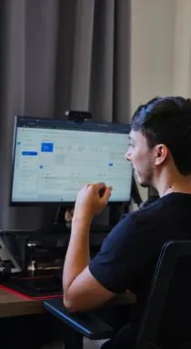 Duas pessoas da equipe analisando um painel de métricas na tela.