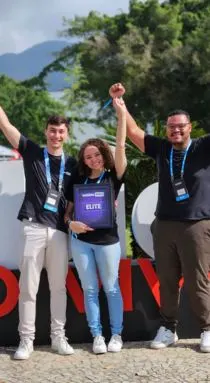 Equipe da Version comemorando com a placa de reconhecimento em um evento do Subido PRO.
