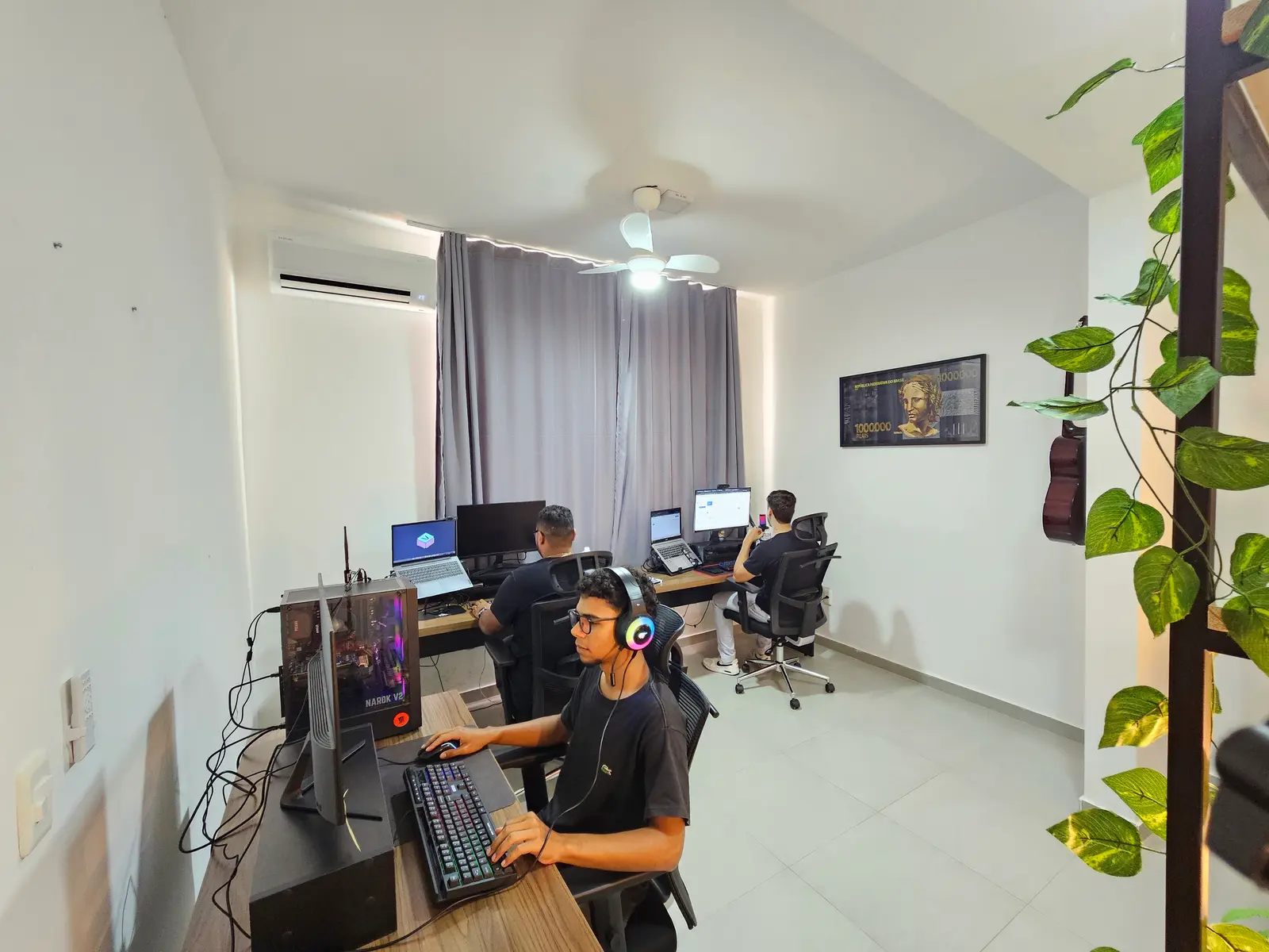 Sala da Version em Teófilo Otoni, com as estações de trabalho da equipe.
