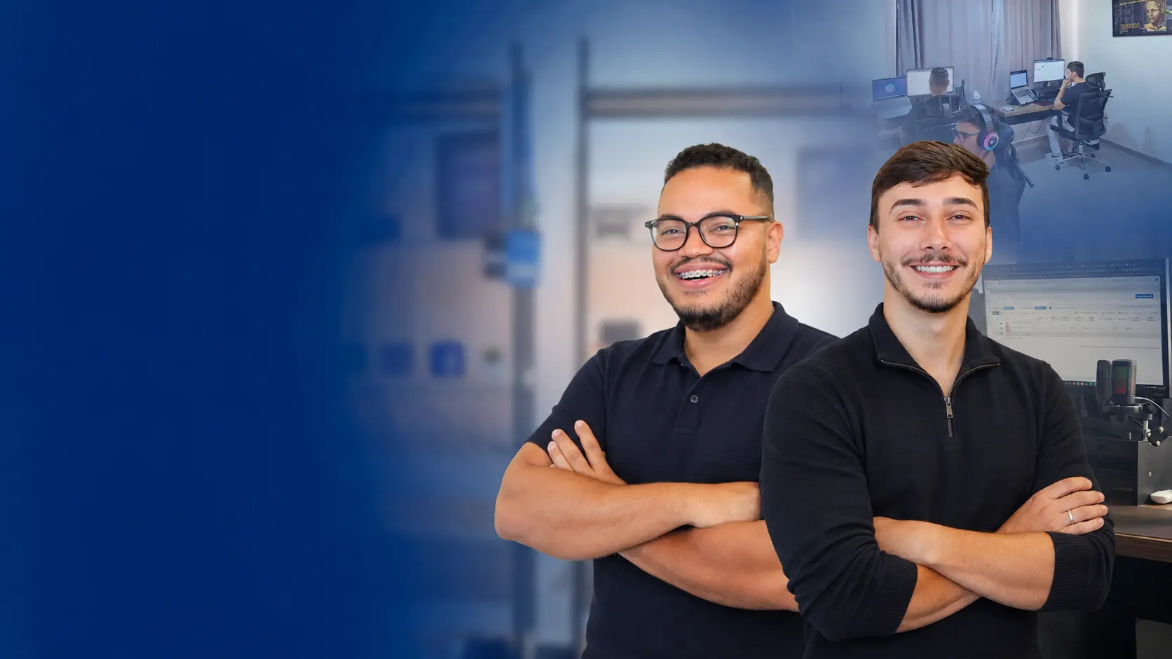 Kévini Wolff e João Vitor Miranda, fundadores da Version, de braços cruzados na sede da agência.